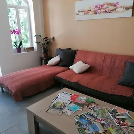 Maison Et Piscine En Bordure De Riviere Avec Parc