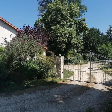 Maison Et Piscine En Bordure De Riviere Avec Parc Nalliers (Vienne)