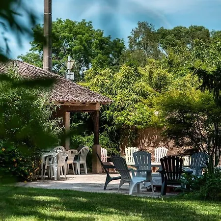 Maison Et Piscine En Bordure De Riviere Avec Parc *