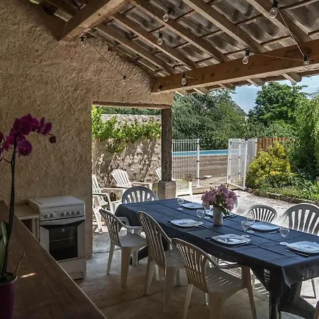 Maison Et Piscine En Bordure De Riviere Avec Parc