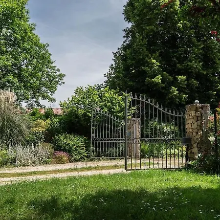 Maison Et Piscine En Bordure De Riviere Avec Parc Villa *